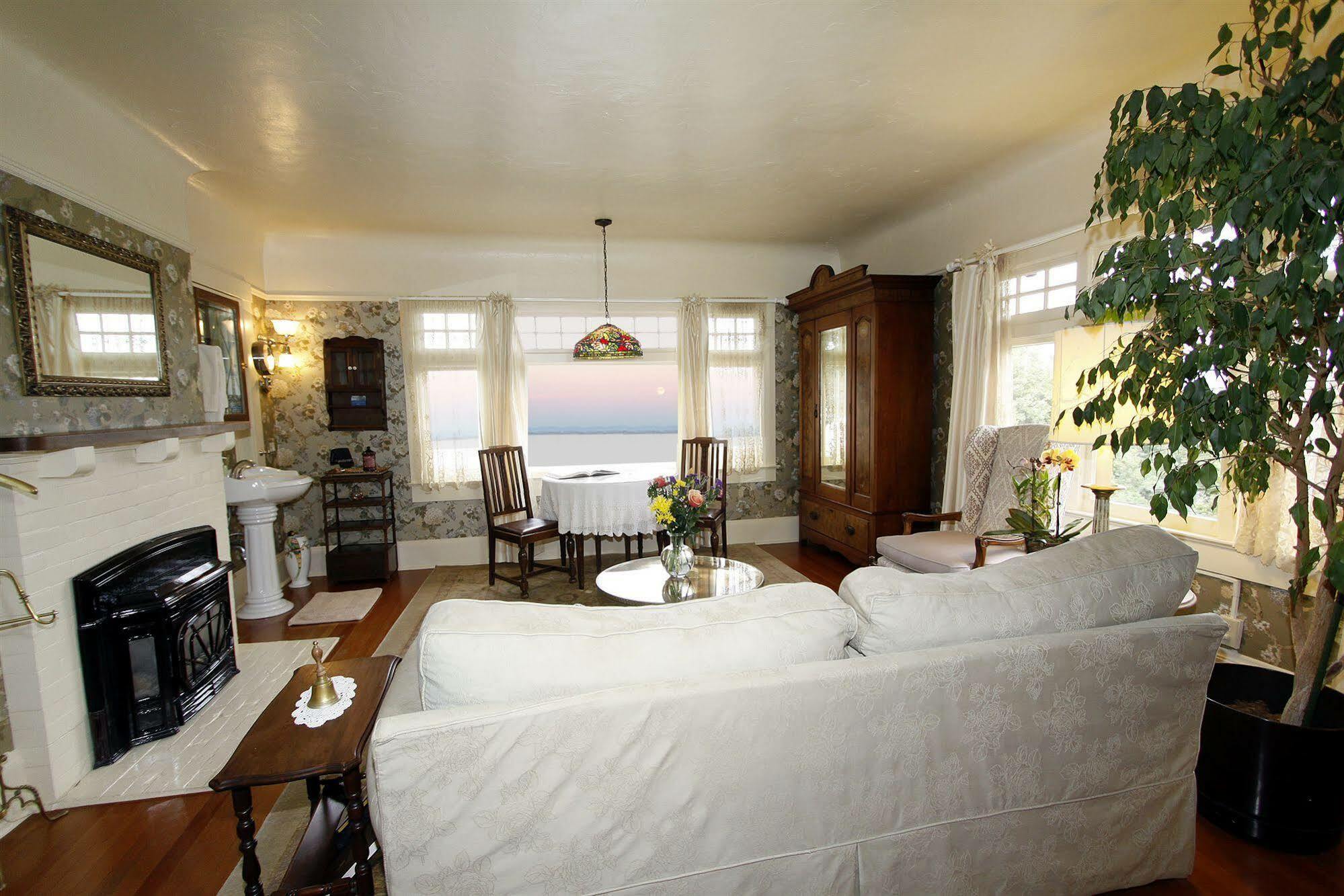 モントレー ジャバウォックベッド＆ブレックファスト Bed & Breakfast エクステリア 写真